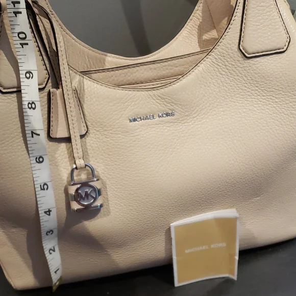 ❣️💫MARK DOWN 💫❣️Michael Kors cream Bag - Picture 10 of 13